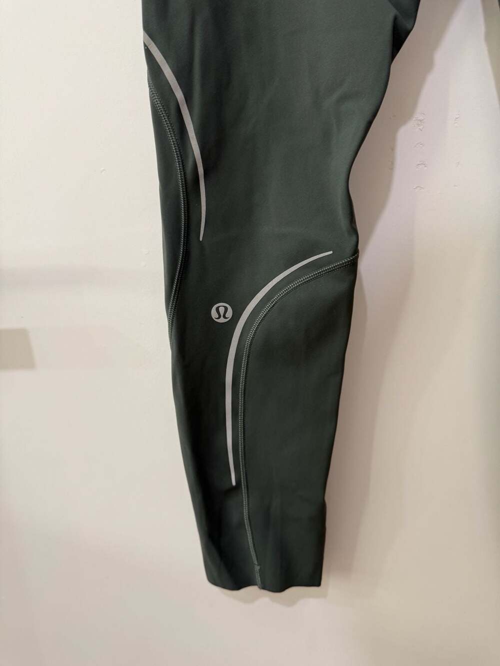 Lululemon Base Pace High-Rise Reflective Tight 25"
 Sz 4 - Picture 6 of 10